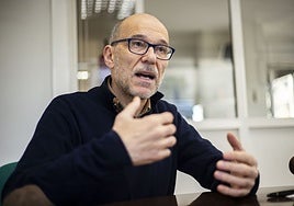 El escritor de Montehermoso Eugenio Fuentes presentó el viernes en Hervás su nueva novela negra, 'Wendy'.