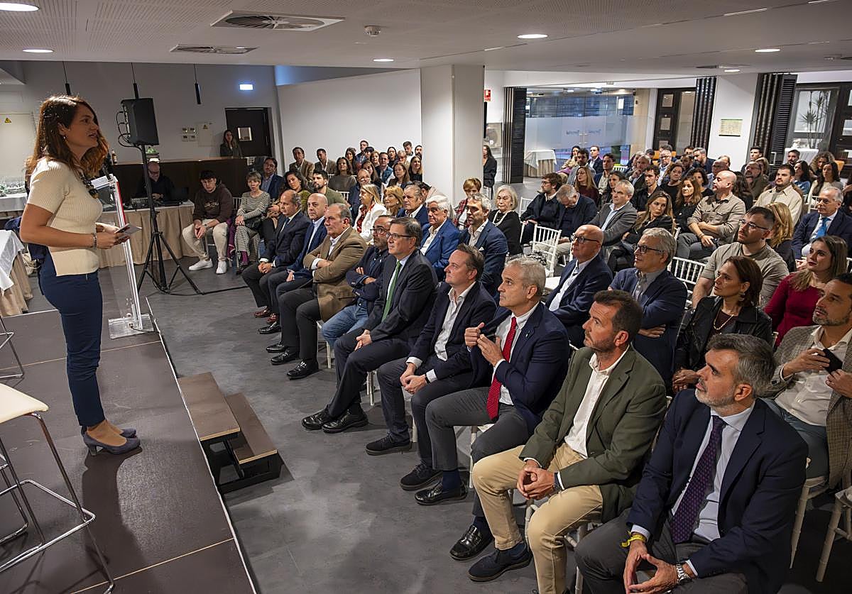 La periodista Isabel Aguilar fue la encargada de presentar la ceremonia.