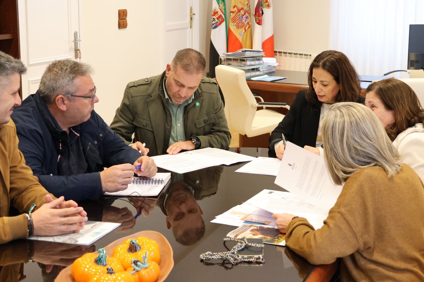 Firma de la adquisición en el Ayuntamiento.