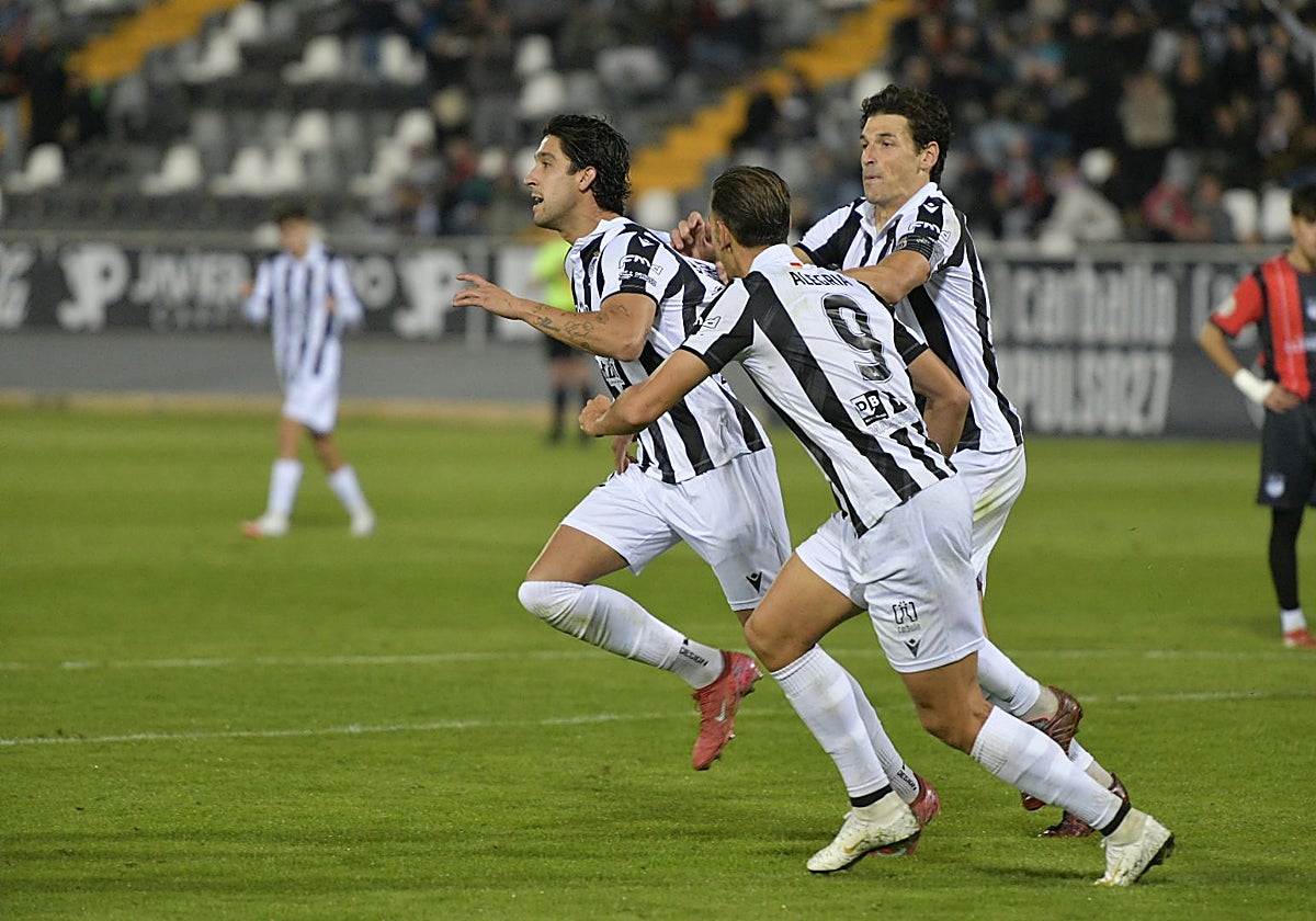 Borja Domingo celebra su tanto ante el Llerenense.