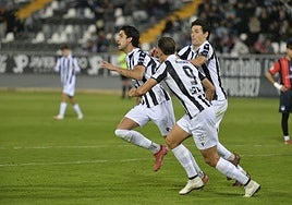 Borja Domingo celebra su tanto ante el Llerenense.