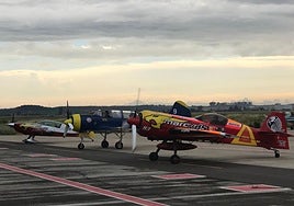 Aviones acrobáticos que paran a repostar en el Aeropuerto de Badajoz.