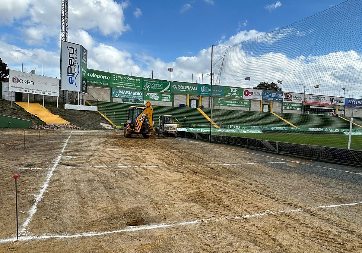 Maquinaria trabajando en las obras de la nueva grada del Príncipe Felipe.
