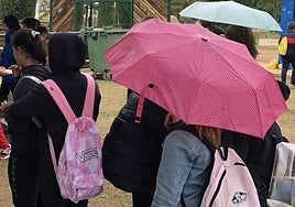 Imagen de archivo de un grupo de escolares con paraguas.