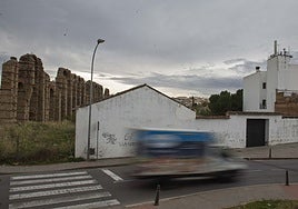 Edificación y solar contiguo y trasero que ha comprado el Ayuntamiento en la avenida de Los Milagros.