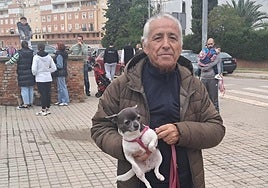 El pacense Juan Rodríguez, con Lula, una chihuahua que lleva tres años en su familia.