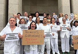 Técnicos superiores sanitarios a las puertas del hospital Perpetuo Socorro de Badajoz.