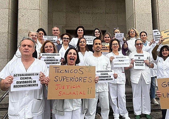 Técnicos superiores sanitarios a las puertas del hospital Perpetuo Socorro de Badajoz.