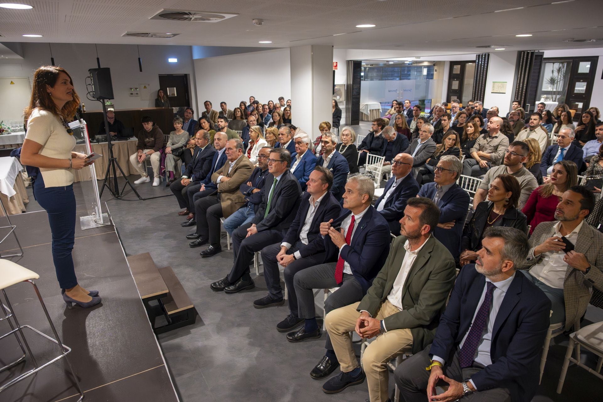 La periodista Isabel Aguilar fue la encargada de presentar la ceremonia. 