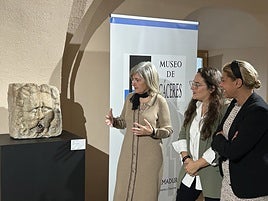 Victoria Bazaga junto al mascarón.