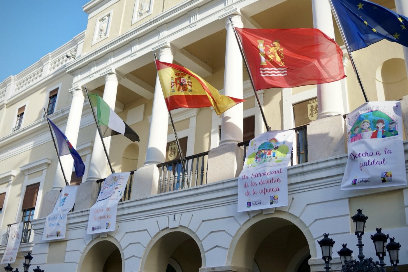 Dibujos de escolares en el Ayuntamiento