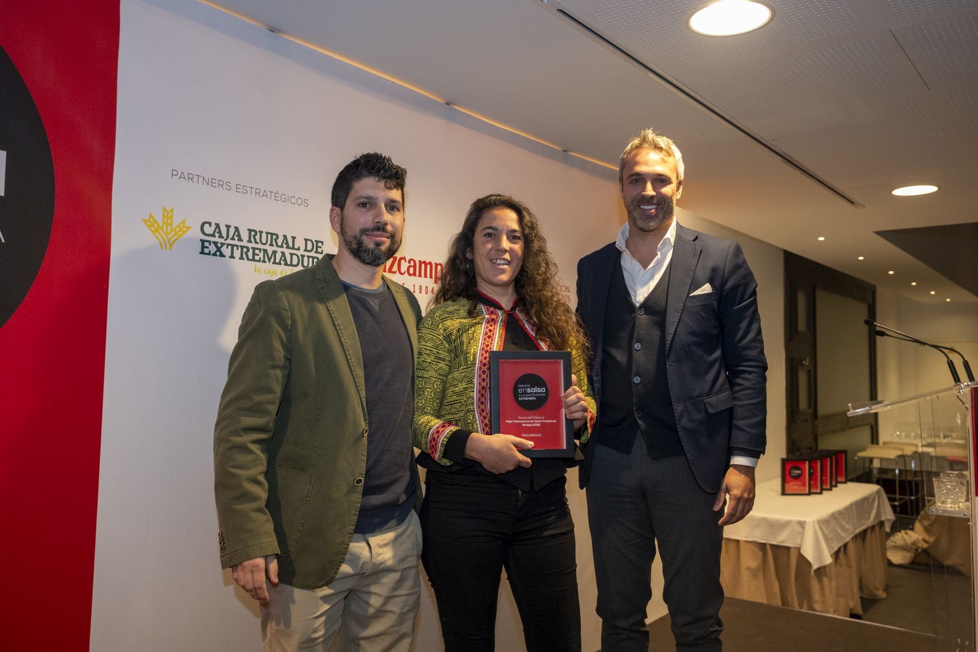 Josemi y Mercedes recogieron el premio de Macarraca. 