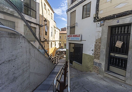 En la calle Alzapiernas se desmantelaron dos pisos en donde había mujeres explotadas sexualmente por una red de trata.