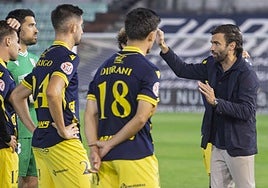 Beltrán dando indicaciones a sus jugadores en el amistoso ante el filial del Brentford.