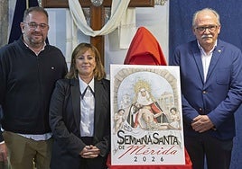 Antonio Rodríguez Osuna, Ana Aragoneses y Luis Miguel González, junto al cartel de la Semana Santa emeritense de 2026.