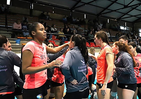 La plantilla del Arroyo recibe instrucciones durante un partido.