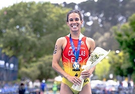 Miriam Casillas en lo más alto del podio con su oro en la Copa del Mundo de Chile.