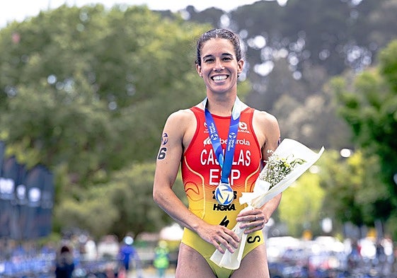 Miriam Casillas en lo más alto del podio con su oro en la Copa del Mundo de Chile.