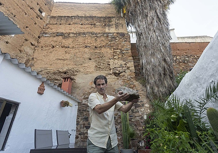 Un juez ordena al Ayuntamiento de Cáceres reparar la torre de la muralla de la que caen cascotes al patio de una familia