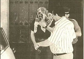 El acusado es conducido por la Guardia Civil.