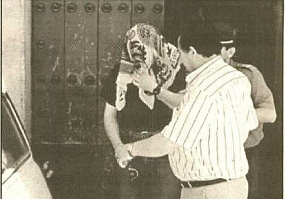 El acusado es conducido por la Guardia Civil.