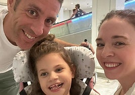 Inma Esperilla, con sus padres, José y Cristina.