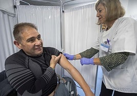 Una enfermera vacuna a un cacereño el pasado lunes por la tarde.