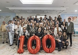 Foto de la familia Becerra con Andrés en su 100 cumpleaños