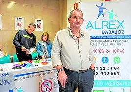 Mesa informativa de Alrex en Badajoz con Wenceslao Apostua al frente.