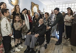 Andrés Becerra entrando en la fiesta sorpresa que le organizó su familia.