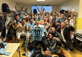 Los jugadores del Coria celebran la victoria en el vestuario ante el Intercity dedicada a Sergio Gómez.