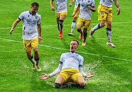 Javi Domínguez celebra el gol del empate en Pasarón.