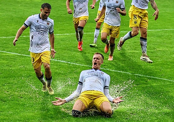 Javi Domínguez celebra el gol del empate en Pasarón.