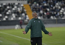 Juan Marrero se muestra contrariado durante el último partido del Badajoz en casa.