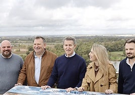Feijóo junto a Naharro, Romero, Guardiola y Bautista en el 'Balcón de Extremadura' de Lobón