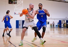 Adrián Méndez con la pelota presionado por Said Laghridat.