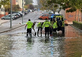 Personal de DYA Extremadura achicando agua en Cáceres.