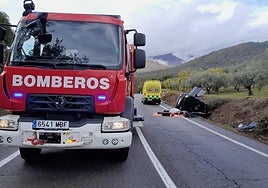 Rescatado un conductor que quedó atrapado tras volcar su vehículo en Losar de la Vera