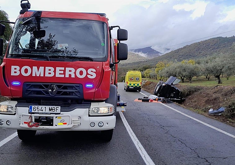 Rescatado un conductor que quedó atrapado tras volcar su vehículo en Losar de la Vera