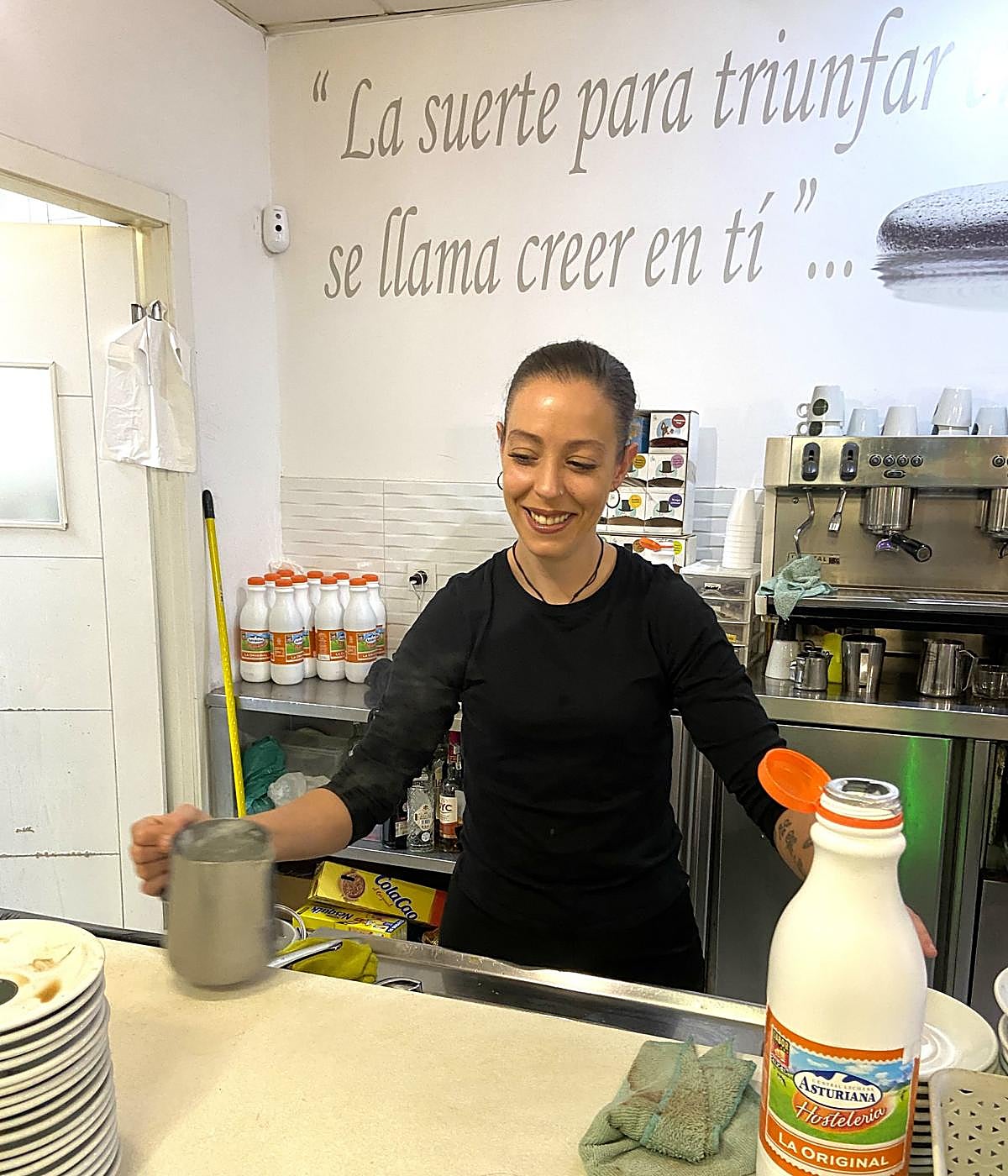 Laura prepara uno con leche en el bar Durán Cacho de Badajoz.