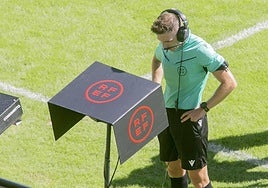 De Santiesteban Adame consultando el VAR en el Mérida-Arenas. J. M. ROMERO