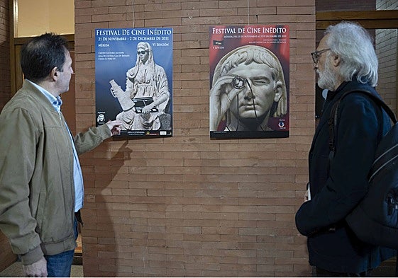 Antonio Vélez Saavedra, junto a Ángel Briz, y algunos carteles en la exposición del centro Alcazaba.
