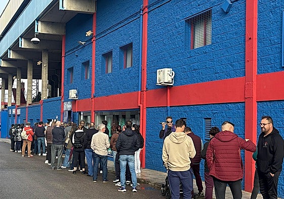 Colas en el Francisco de la Hera para comprar una entrada para el Extremadura-Sevilla de Copa.