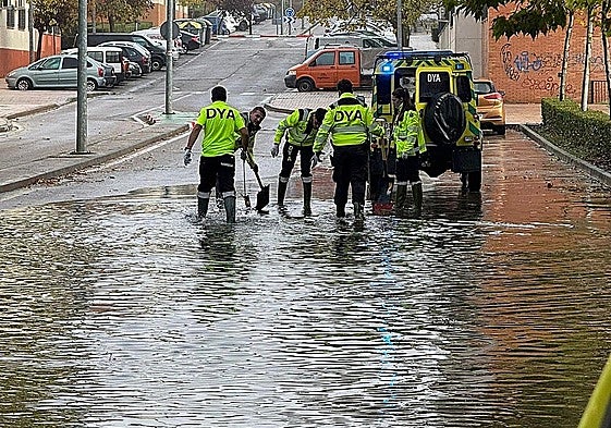Personal de DYA Extremadura achicando agua en Cáceres.