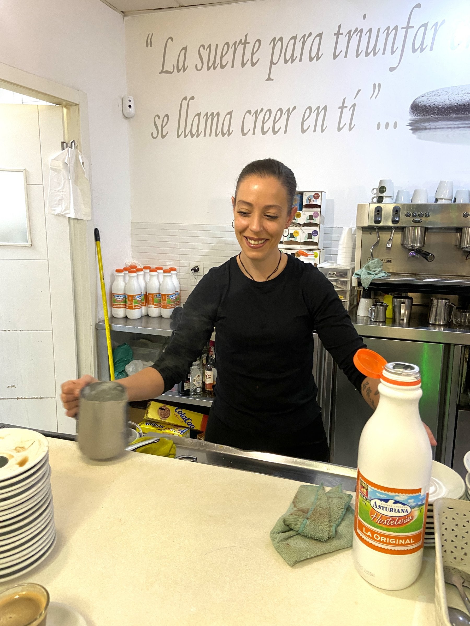 Laura prepara uno con leche en el bar Durán Cacho de Badajoz.