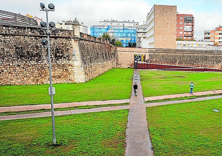 El corredor verde de Badajoz sigue sin bancos seis meses después de comprarlos