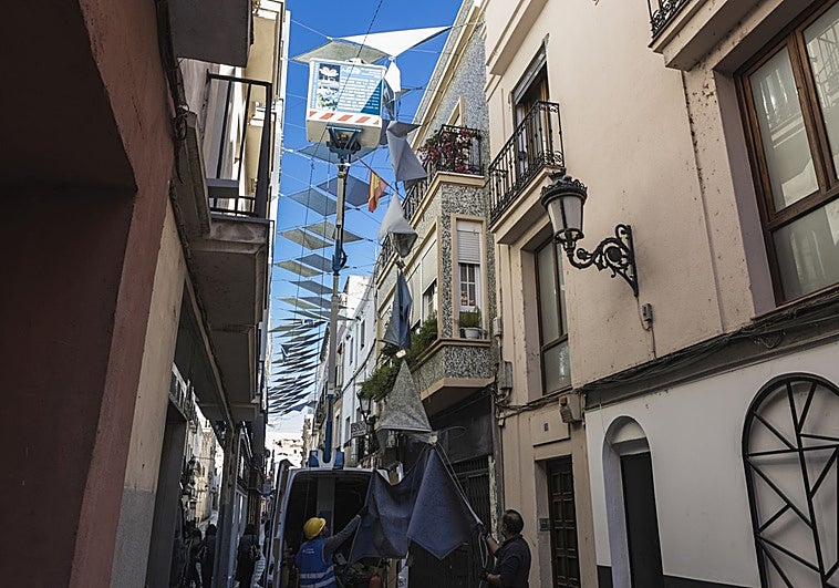 El Ayuntamiento de Badajoz retira los toldos de San Juan 17 años después