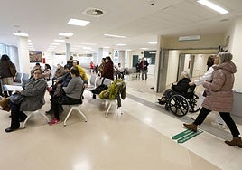 Imagen de archivo de una de las salas de espera para consultas del Hospital Universitario de Cáceres.