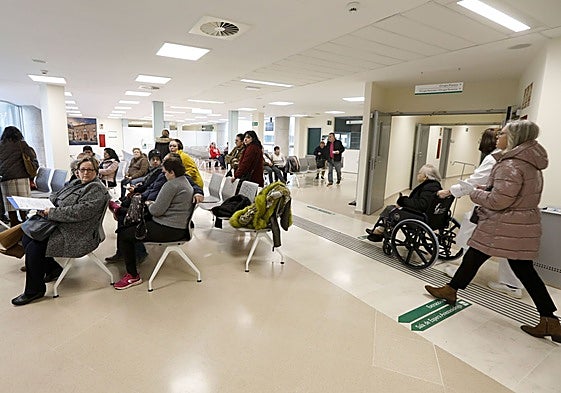 Imagen de archivo de una de las salas de espera para consultas del Hospital Universitario de Cáceres.
