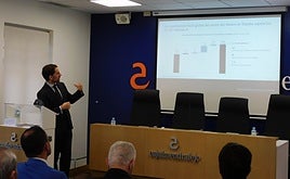 Javier Serrano, consultor de Analistas Financieros, en la presentación.